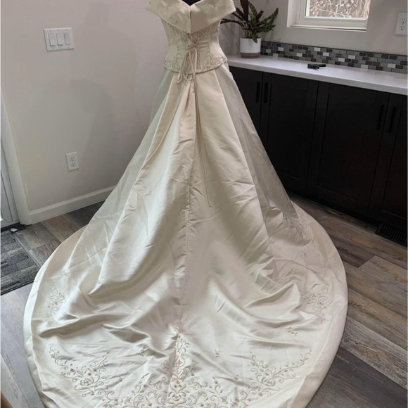 🚫SOLS🚫Champagne Off  Shoulder Atelier Diagonal Sample Wedding gown Size 12 - Picture 9 of 10